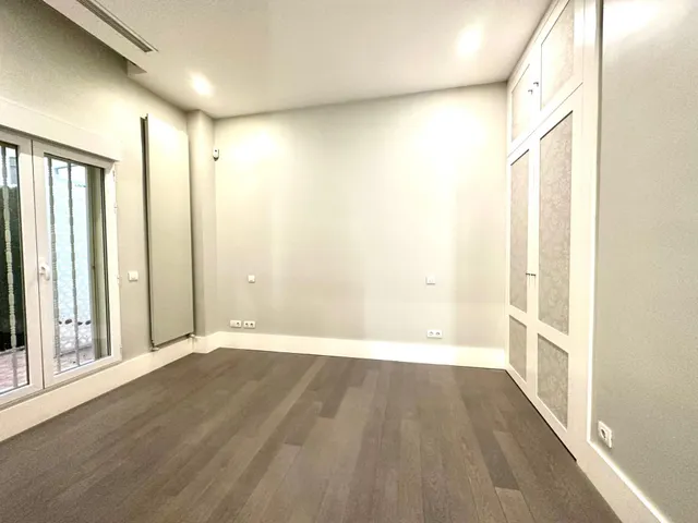 IMPRESIONANTE VIVIENDA EN CLAUDIO CUELLO ESQUINA JORJE JUAN — 34