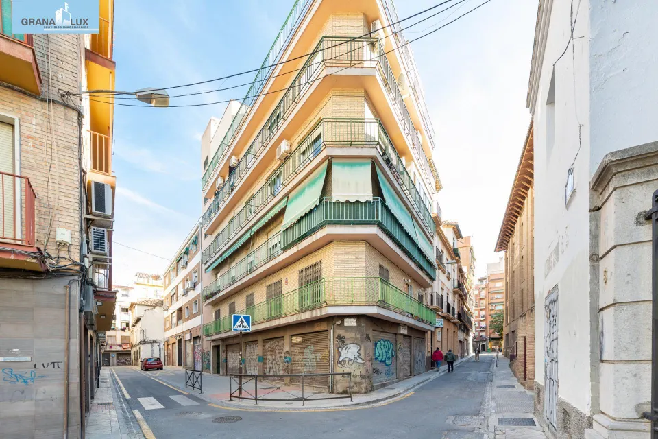 Venta de piso de 4 dormitorios y 2 baños en Granada (Zona Centro)