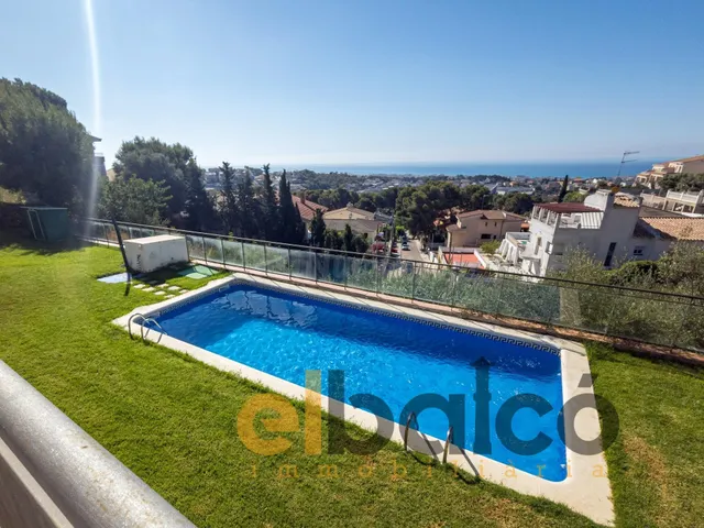 El Lujo del Espacio y el Mar: Casa Apareada con Oasis comuni - foto 4