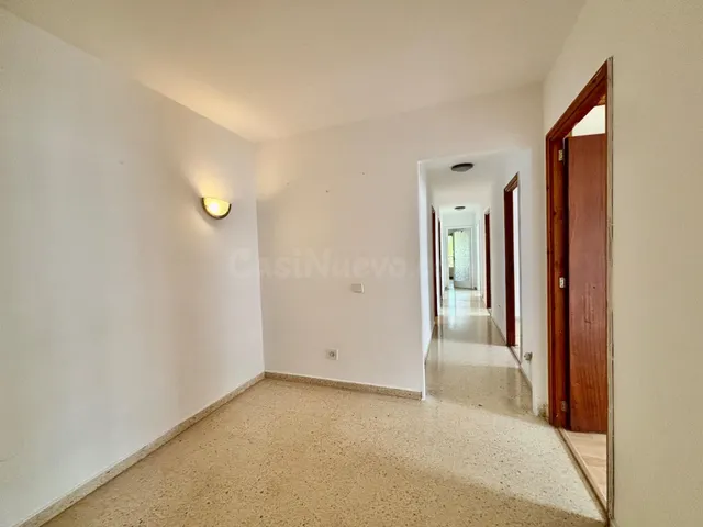Apartamento luminoso y semi reformado de 4 dormitorios en el - foto 2