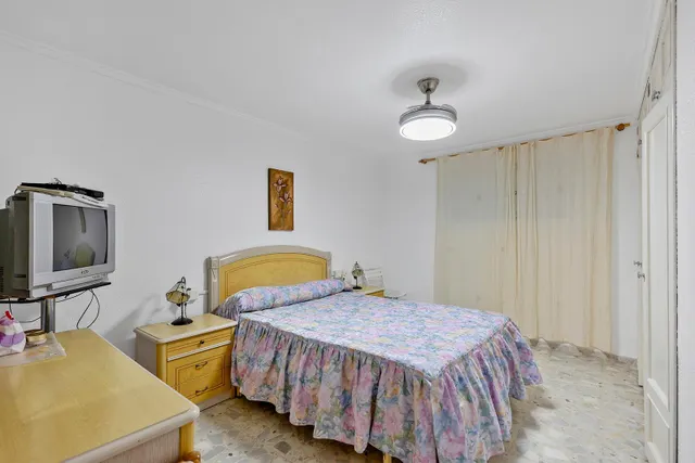 Planta baja de tres dormitorios con gran patio a 150 metros de la playa de La Mata — 10
