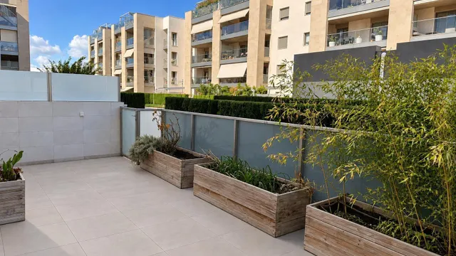 Bajo con terraza y jardín, piscina, garaje y trastero — 4