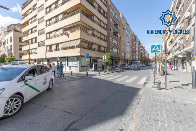 Amplio local comercial en una de las zonas más consolidadas de Granada con salida a dos calles — 2
