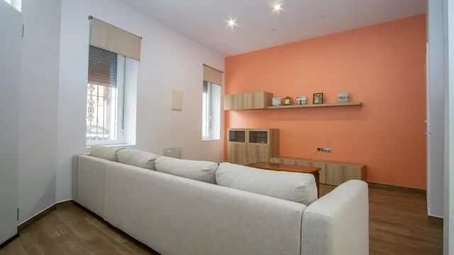 Casa en planta baja con entrada independiente, totalmente reformada, y local en planta baja. — 2