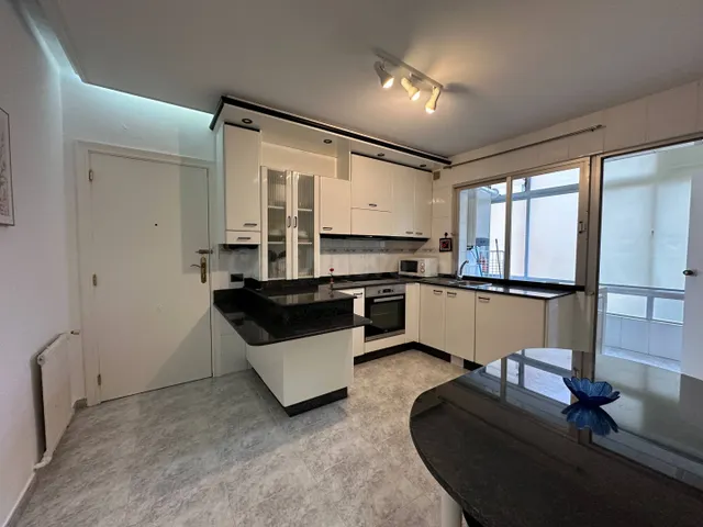 Amplio piso de 4 habitaciones con terraza y garaje en Rúa Er