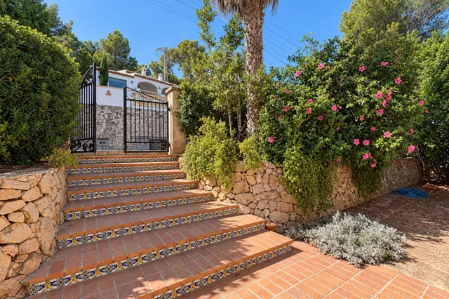 VILLA JARDI · DOBLE PARCELA, JARDINES MADUROS Y VISTAS AL MONTGÓ EN EL TOSALET JÁVEA — 16