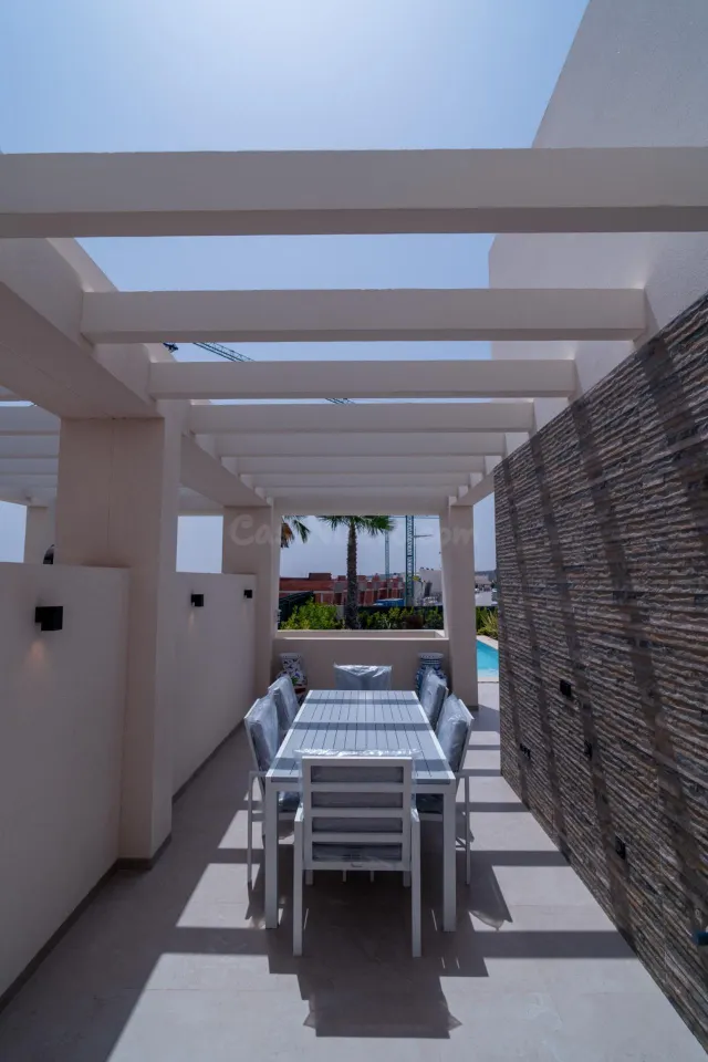 EXCLUSIVA VILLA DE DISEÑO MODERNO DE 3 DORMITORIOS CON PISCI - foto 4