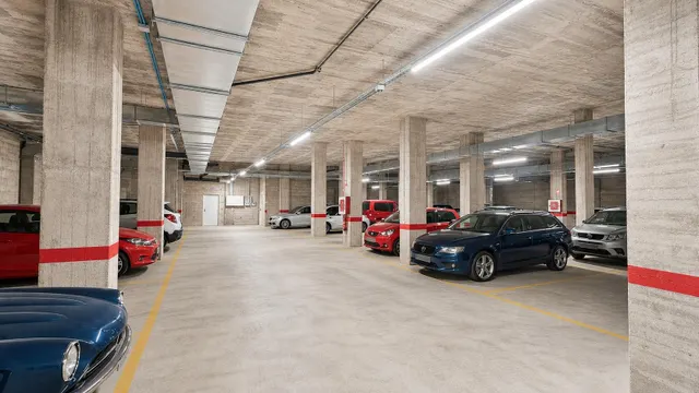 Plaza de parking en alquiler para coche y motos junto a Molinos de calle Industria — 7