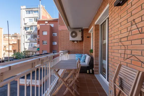 Piso reformado de diseño con terraza en Les Corts – Travessera de les Corts