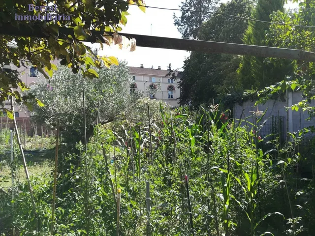 Casa magnifica, de dimensiones extraordinarias a veinte minutos andando del centro. — 35