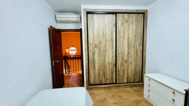 Chalet independiente con piscina, jardín y aparcamiento privado — 26