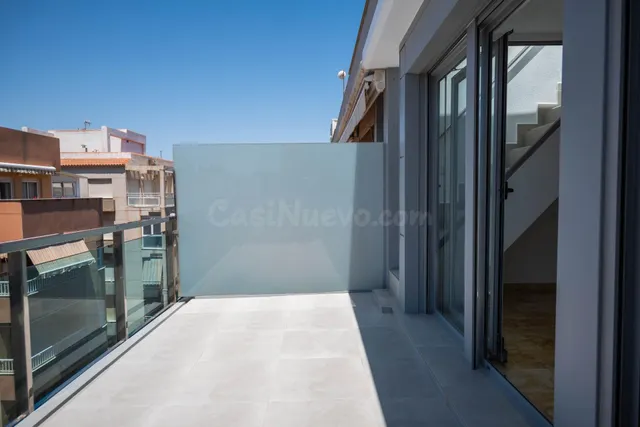 Ático reformado con vistas al mar - foto 4