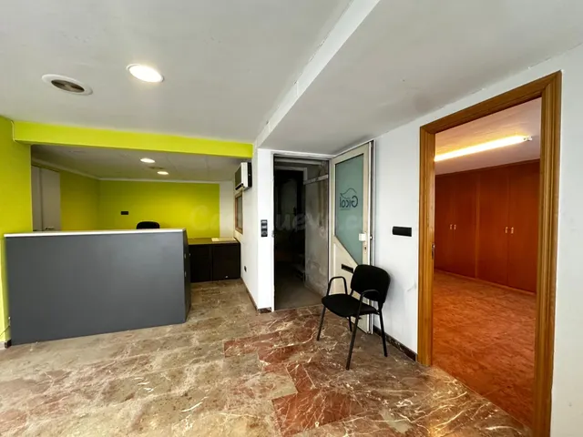 Local comercial con oficinas y zona de trabajo — 3