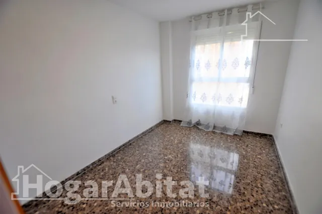 Alto, espacioso y muy luminoso con ascensor, garaje y balcón de vistas despejadas — 15