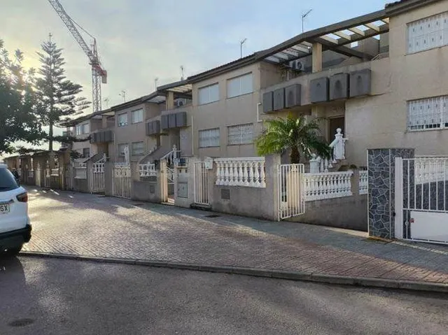 SE VENDE casa adosada OKUPADA en Rúa Puerto Pizarro-M.Marfag - foto 2
