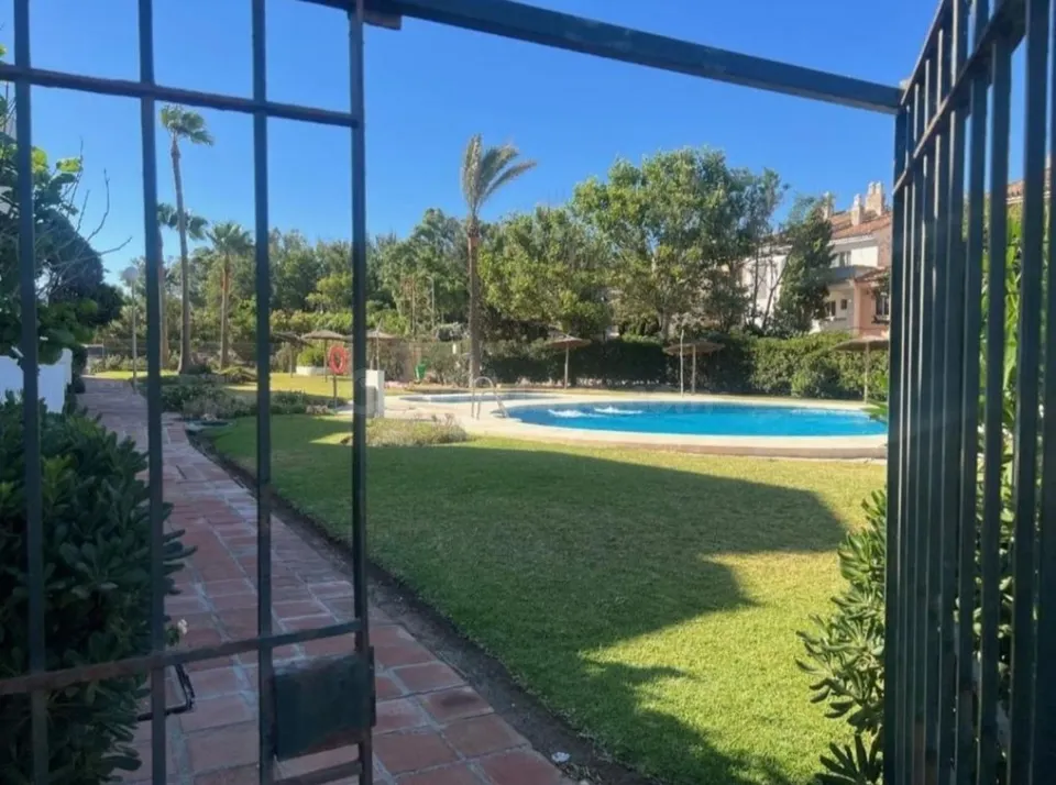 Primera línea de playa: Espectacular adosado con piscina, jardín y 4 habitaciones