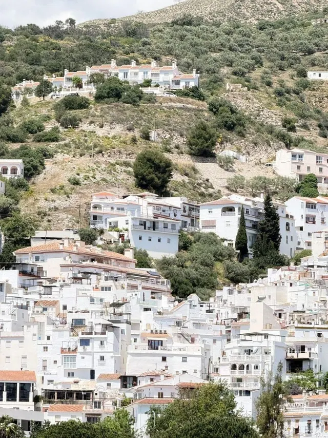 Oportunidad única de inversión en Cómpeta: Gran chalet con f