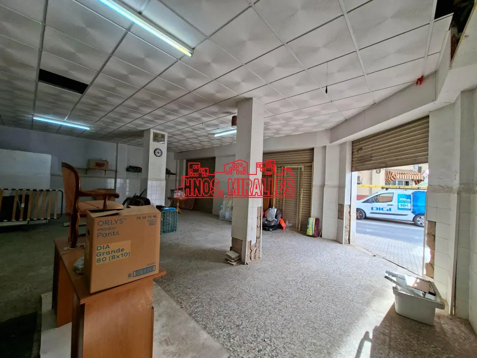 ¡¡ LOCAL ESQUINA TRANSFORMABLE EN VIVIENDA, EN CENTRO DE ASPE !!
