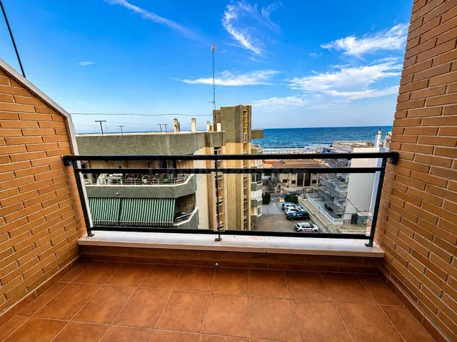 Ático dúplex con vistas frontales al mar y amplio solárium e - foto 4