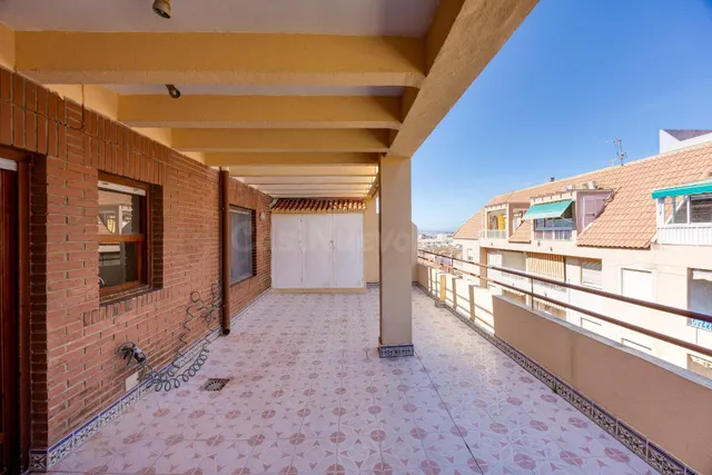 Atico de 2 dormitorios y gran terraza en Torrevieja - Acequi - foto 2