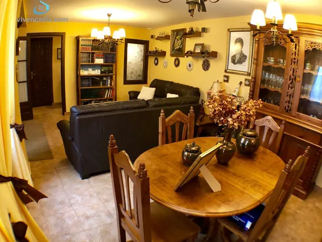 AMPLIA VIVIENDA CON ASCENSOR - ZONA CENTRO — 48
