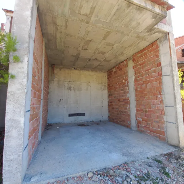 Cuatro casas en contrucción. — 13