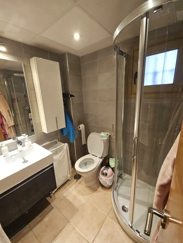 229 m2, 3 plantas y 8 placas solares para vivir sin mirar el recibo a fin de mes — 37