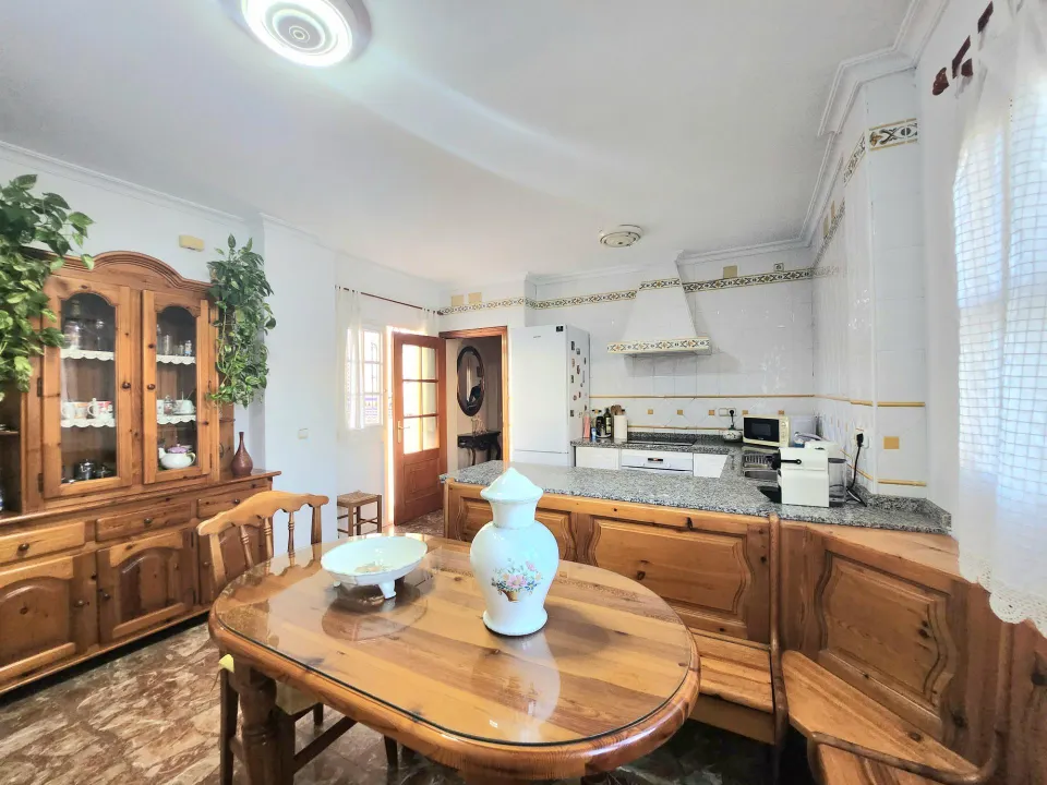 IMPRESIONANTE CASA EN CENTRO DE ALCALA DE UNA SOLA PLANTA CON LOCAL COMERCIAL Y GARAJE.