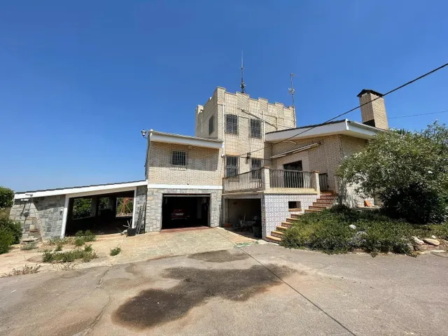 Chalet independiente con parcela de 12.000 m2 y piscina - foto 3