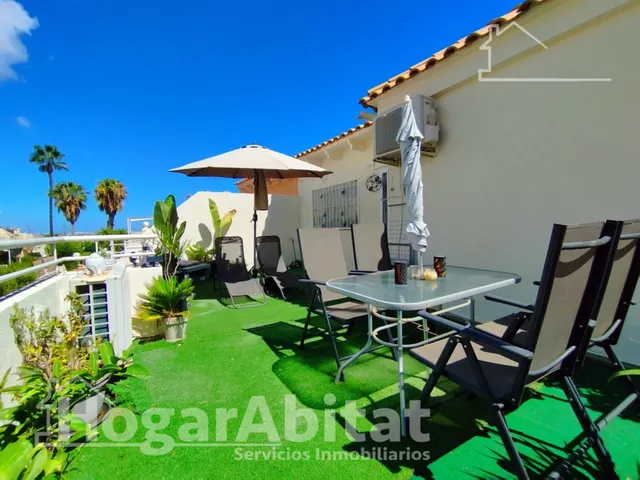 Espacio exterior, luz y privacidad en este adosado reformado en esquina con gran terraza y piscina comunitaria — 9