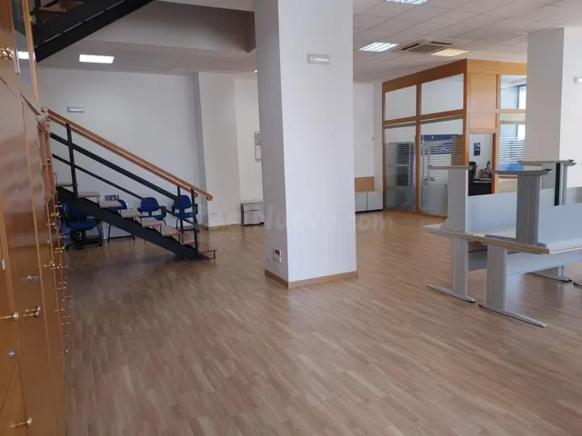 Local comercial 389m² en venta - Santa Margarita-Los Puentes - foto 4