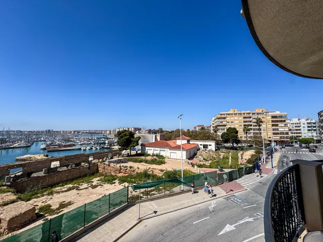 ¡Frente al mar y al puerto de Torrevieja, en pleno centro! — 30