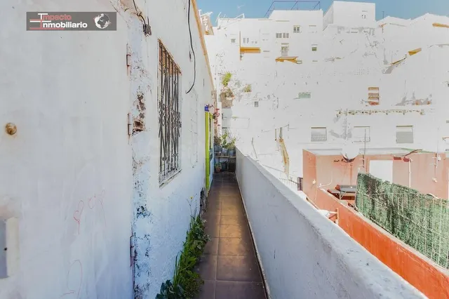 Piso OCUPADO en Venta para Reformar en Almería - Oportunidad - foto 2