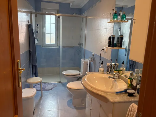 SE PISO SEMINUEVO, 94 M2, AMUEBLADO, COCINA, SALÓN, 3 HAB., 2 BAÑOS, ASCENSOR, TRASTERO, P.G. PARA ENTRAR A VIVIR. — 4