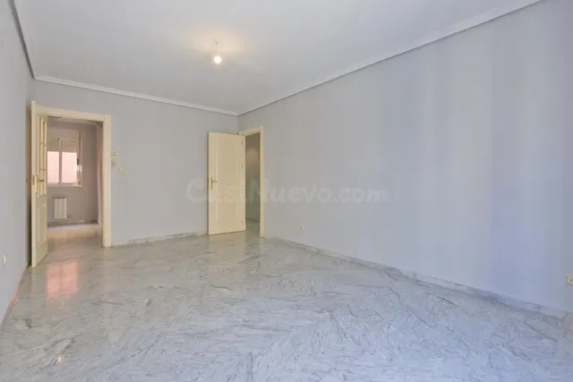 Piso en Alquiler SIN MUEBLES en el Corazón de Granada - foto 2