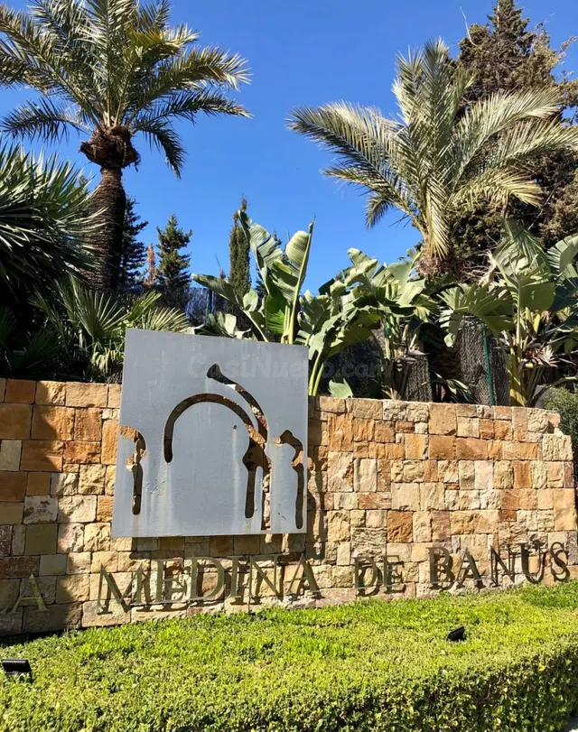 Medina de Banús - Exclusivo apartamento en planta baja con j - foto 2