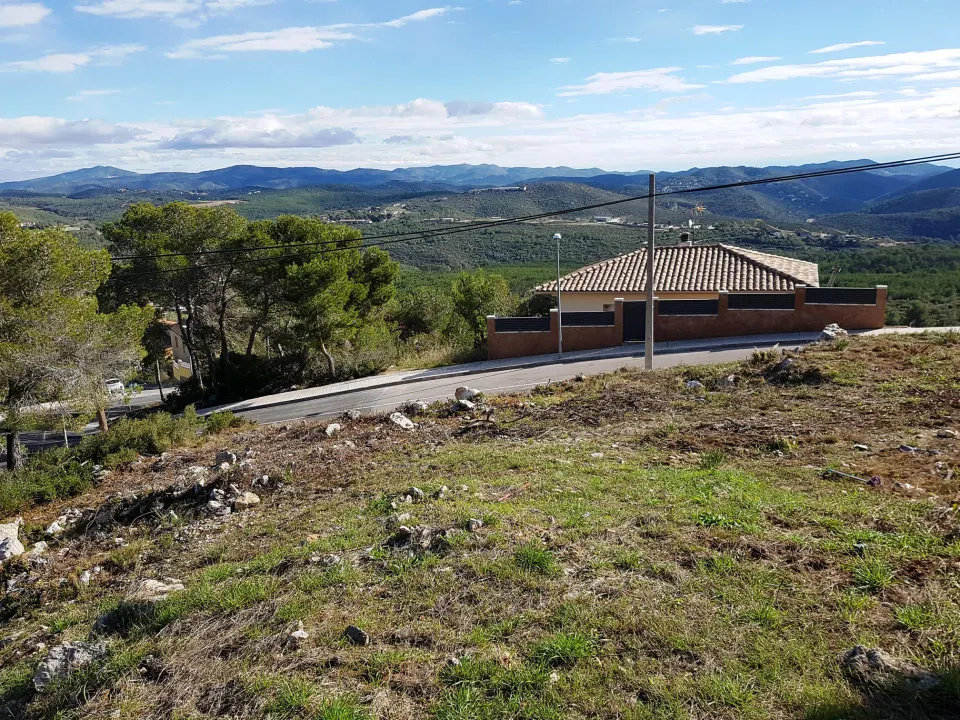 Terreno en Canyelles en esquina,  soleado y con vistas panorámicas.