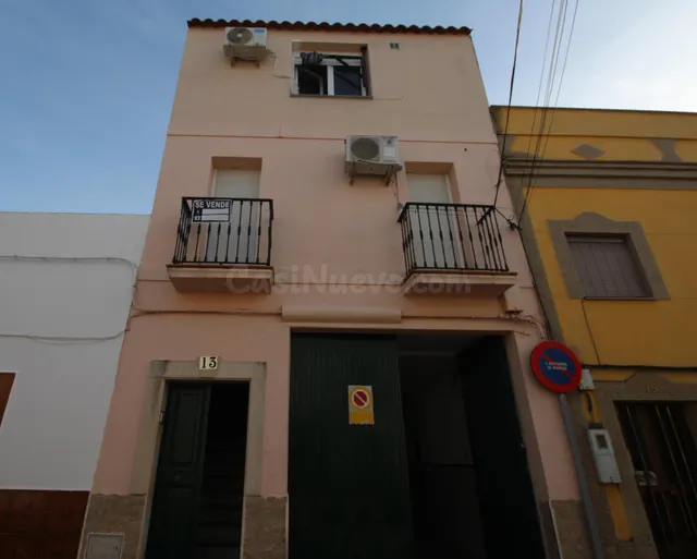 Estupenda casa de tres alturas para entrar a vivir.