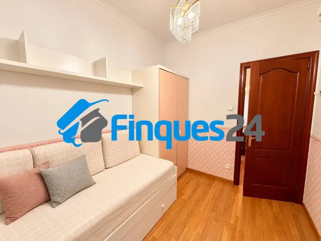 Amplio piso de 4 habitaciones en el centro de Manresa — 20