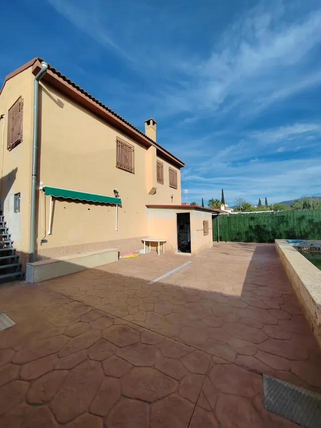 SE VENDE CHALET EN ZONA ANTIGUA CARRETERA DE GRANADA — 13