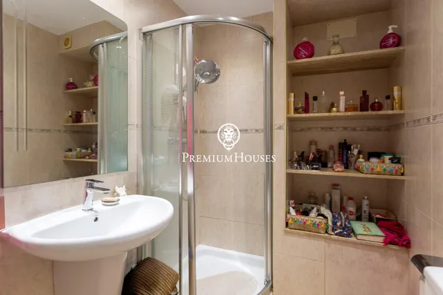 Amplia vivienda con ascensor, patio y terrazas — 28