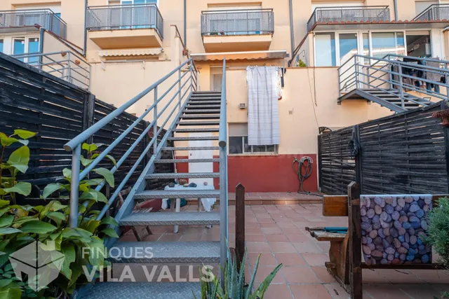 Casa adosada de tres plantas con jardín, terrazas y espacio tipo loft en garaje — 2