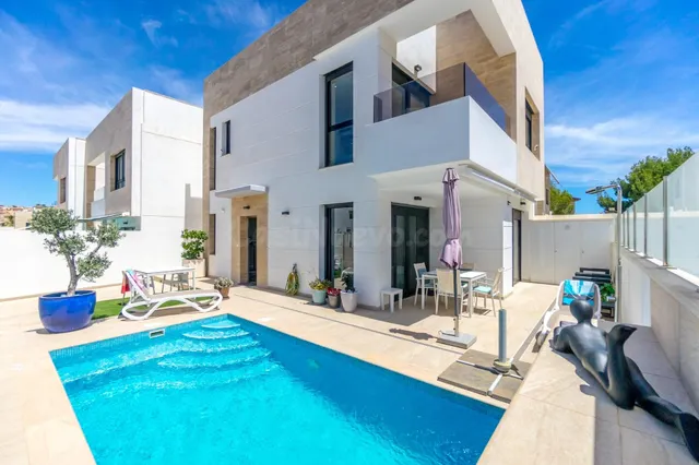 VILLA EN ORIHUELA COSTA (ALICANTE) 3 DORM. 3 BAÑOS. PIACINA 