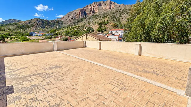 Local comercial de dos plantas con terraza privada en Plaza San Isidro — 7