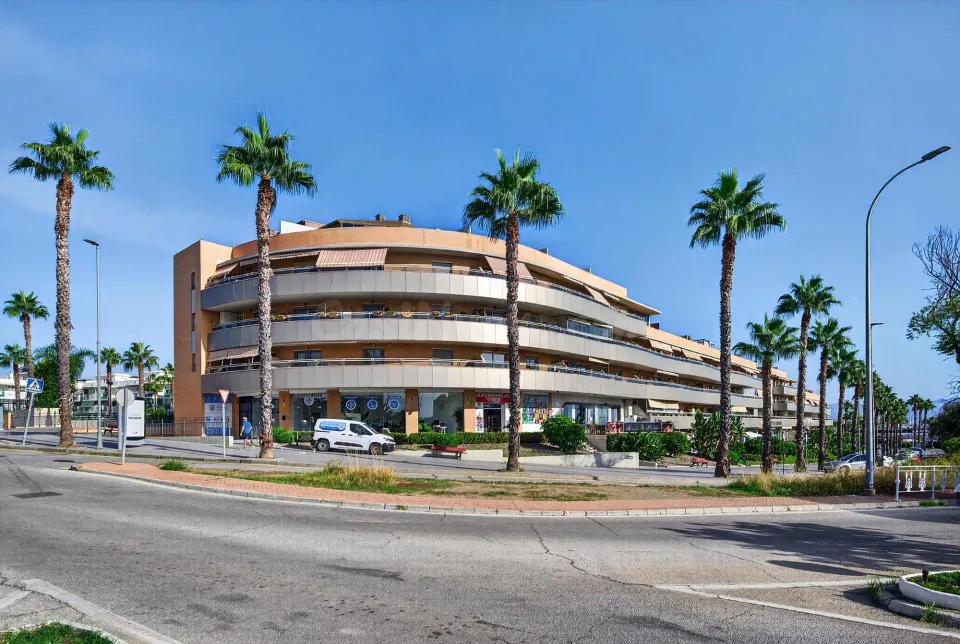 Calidez y Estilo: Tu Nuevo Hogar en Olas de Procusan, Torremolinos