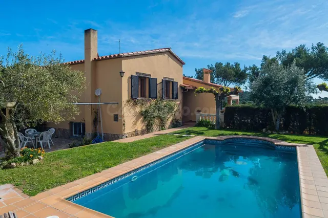 Begur - Chalet con una gran parcela de 1395 m2 y piscina pri