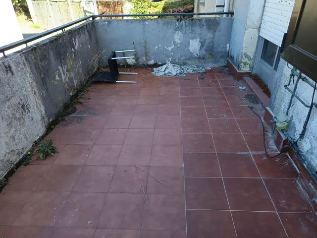Venta de vivienda en planta primera y local en  planta baja unido a edificio de dos alturas en Gordexola — 28