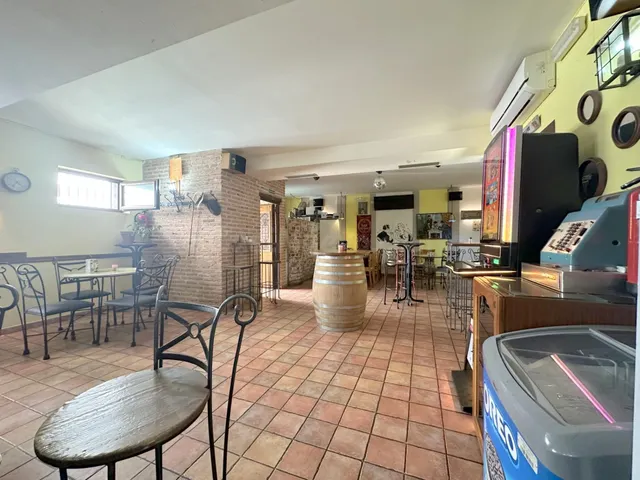 Bar reformado, con licencia de pub, San Pedro del Arroyo — 5