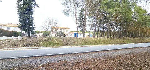 VILLA CON ALTO POTENCIAL DE EXPLOTACIÓN TURÍSTICA FRENTE AL PANTANO DE LOS BERMEJALES (GRANADA)