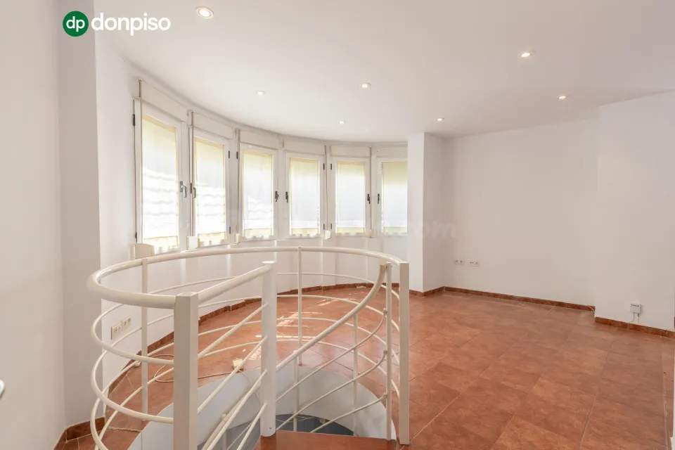 FANTÁSTICO TRÍPLEX EN CÁJAR: UNA VIVIENDA LLEVA DE AMPLITUD Y LUMINOSIDAD